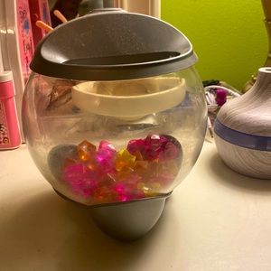 Small Glass Fish tank with colorful rocks inside. ((AA batteries required))